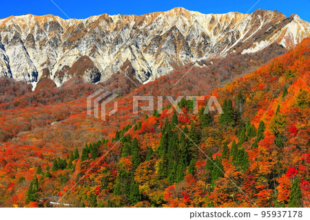 [Tottori Prefecture] Mt. Daisen in autumn colors seen from Kagikake Pass on a sunny day 95937178