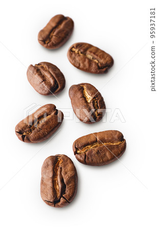 Group of roasted coffee beans 95937181