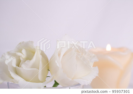 優雅的白花和帶有柔和火焰的蠟燭 婚禮形象 95937301