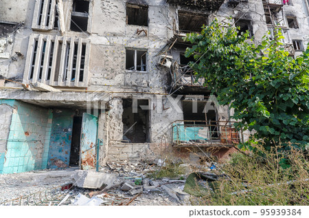destroyed and burned houses in the city during the war in Ukraine 95939384