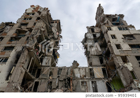 destroyed and burned houses in the city during the war in Ukraine 95939401
