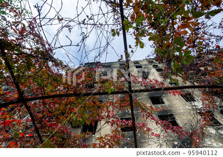 destroyed and burned houses in the city during the war in Ukraine 95940112