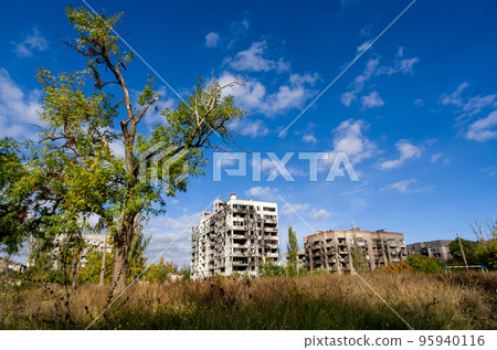 destroyed and burned houses in the city during the war in Ukraine destroyed and burned houses in the city during the war in Ukraine 95940116