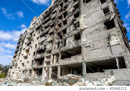 destroyed and burned houses in the city during the war in Ukraine destroyed and burned houses in the city during the war in Ukraine 95940122