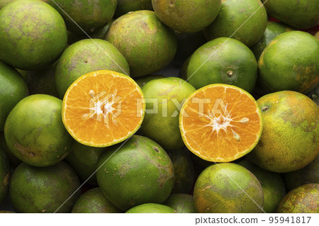 Close up half sliced Thai orange Tangerine in box for background Close up half sliced Thai orange Tangerine in box for background 95941817