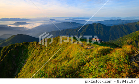 Early autumn morning, mountain range of Tanigawadake ridgeline and Katanokoya hut 95942197