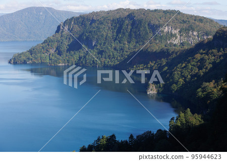 從休堪湖台看小倉半島(青森縣十和田湖) 從休堪湖台看小倉半島(青森縣十和田湖) 95944623