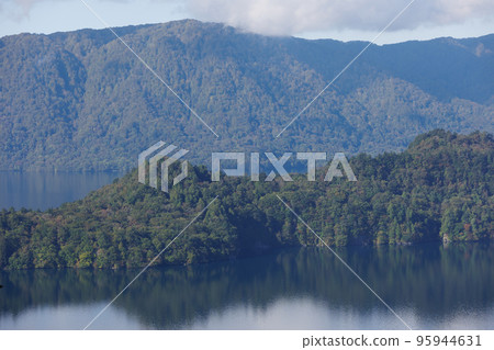 從休寒湖台看到的中山半島(青森縣十和田湖) 從休寒湖台看到的中山半島(青森縣十和田湖) 95944631