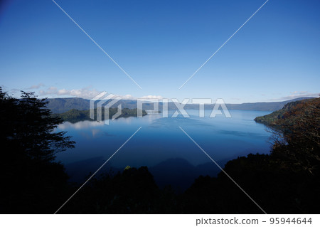 Blue Lake Towada seen from Kyukankodai (Lake Towada, Aomori Prefecture) Blue Lake Towada seen from Kyukankodai (Lake Towada, Aomori Prefecture) 95944644