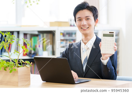 與計算器的商人 95945360