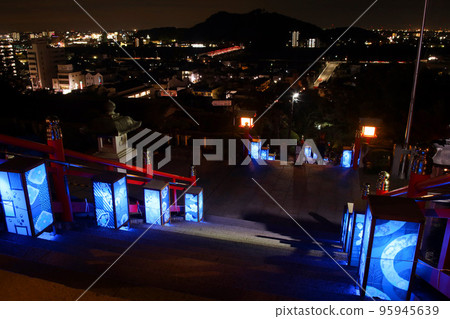 足利市足利織姬神社的小徑和紙燈籠（日本夜景遺產） 95945639