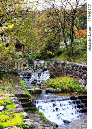 一條有著美麗秋葉的河流 一條有著美麗秋葉的河流 95946107
