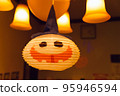 我們去吃午飯的咖啡館裡的萬聖節裝飾品 95946594