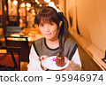 手裡拿著萬聖節糖果的快樂女孩 95946974