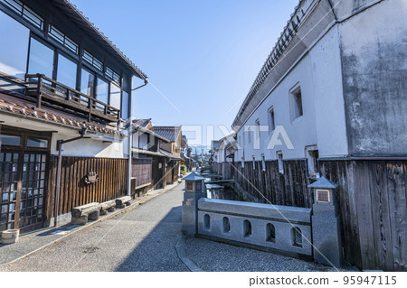 Kurayoshi City, Tottori Prefecture Townscape of Kurayoshi White Walled Storehouses on a sunny day 95947115