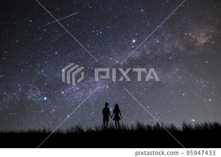 一對夫婦凝視銀河和星空的剪影 95947433