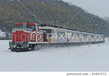 Takayama Main Line Higashi Yao - Etchu Yao JR West DE10-1035 + Series 12 + DE10-1115 (Toyama) 95947573
