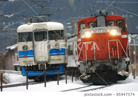 Hokuriku Main Line Kurikara - Tsubata JR West DE10-1115 (Toyama) + Series 12 + DE10-1035 (Toyama) 95947574