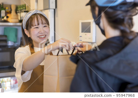 餐廳服務員要求送貨員送餐 餐廳服務員要求送貨員送餐 95947968