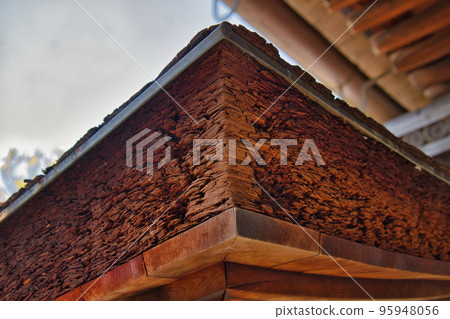 Side view of a cypress bark roof (Kyoto, Japan) Side view of a cypress bark roof (Kyoto, Japan) 95948056