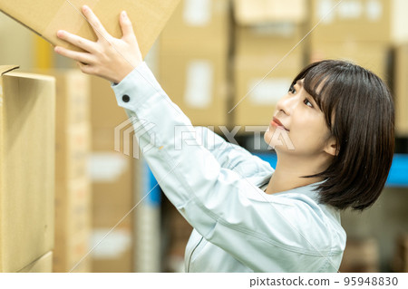 在配送中心工作的女性員工 95948830