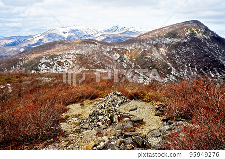 Kitasengatake and the Funagata mountain range seen from the Izumigatake ridgeline in early spring Kitasengatake and the Funagata mountain range seen from the Izumigatake ridgeline in early spring 95949276