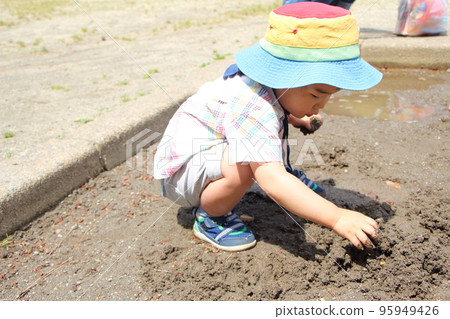 孩子們在沙箱裡玩耍 95949426