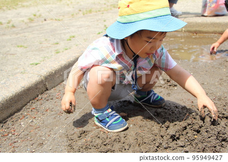 孩子們在沙箱裡玩耍 95949427