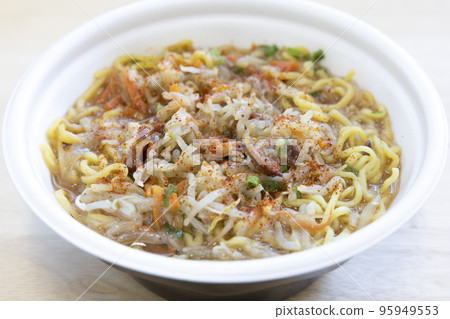 美味的味噌拉麵配七味胡椒 95949553