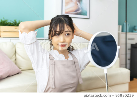 綁她的頭髮的年輕女人 95950239