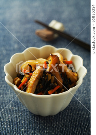 simmered hijiki  95950354