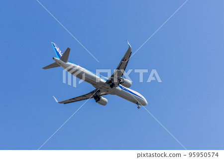 Passenger planes and planes landing at Haneda Airport soon All Nippon Airways A321 Passenger planes and planes landing at Haneda Airport soon All Nippon Airways A321 95950574
