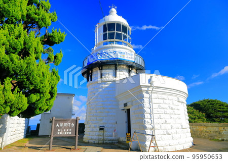 [Tottori Prefecture] Mihonoseki lighthouse in sunny weather 95950653