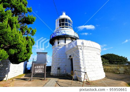 [Tottori Prefecture] Mihonoseki lighthouse in sunny weather 95950661