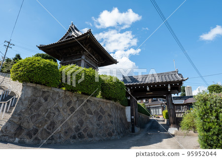 Blue sky in autumn and Sanmon of Anyoji Temple in Wakamatsu Ward, Kitakyushu City 95952044