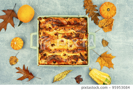 Delicious pumpkin pie, homemade tart. 95953084