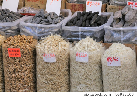 A store that sells dried scallops and salt-dried fish in the west of Des Voeux Road, Hong Kong. Some do not know what dish to use 95953106