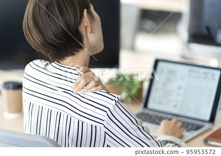 A woman with stiff shoulders, back view 95953572