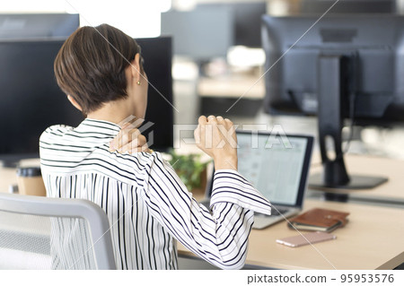 一個肩膀僵硬的女人,後視 一個肩膀僵硬的女人,後視 95953576