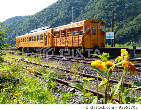 Shiman Truck (JR Shikoku) 停靠在江川崎 Shiman Truck (JR Shikoku) 停靠在江川崎 95953708