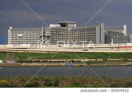荒川風景、東京看守所和首都高速公路環狀線【東京都足立區】 95954012