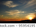 夕陽沉入山中 95954195