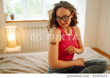 Woman blogger videotapes her vlog at home and speaking about Vaccine for covid-19. 95954253