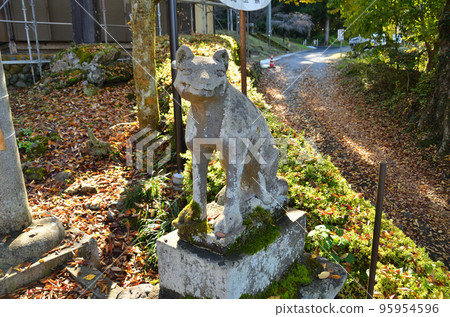 埼玉縣秩父市荒川上野若美子神社第二鳥居門的Komainu 95954596