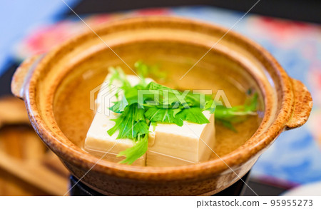 Yudofu (boiled tofu) warm winter [Image of winter cuisine] 95955273