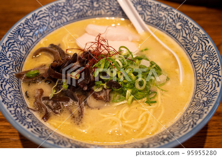 Very delicious Japanese ramen 95955280