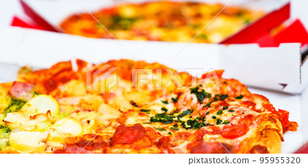 Home delivery pizza delivery pizza [ Autumn image of appetite ] 95955320