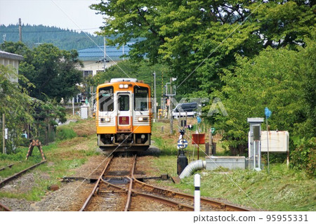 從百合高原鐵道(鳥海山麓線)軌道巴士軌道車(前吾站附近)的景色 從百合高原鐵道(鳥海山麓線)軌道巴士軌道車(前吾站附近)的景色 95955331