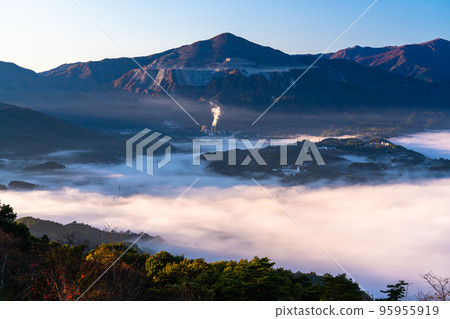 《埼玉縣》秩父黎明雲海 95955919