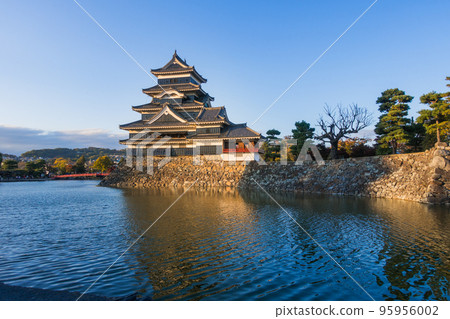 Evening view of Matsumoto Castle (Nagano Prefecture - Matsumoto City) 95956002